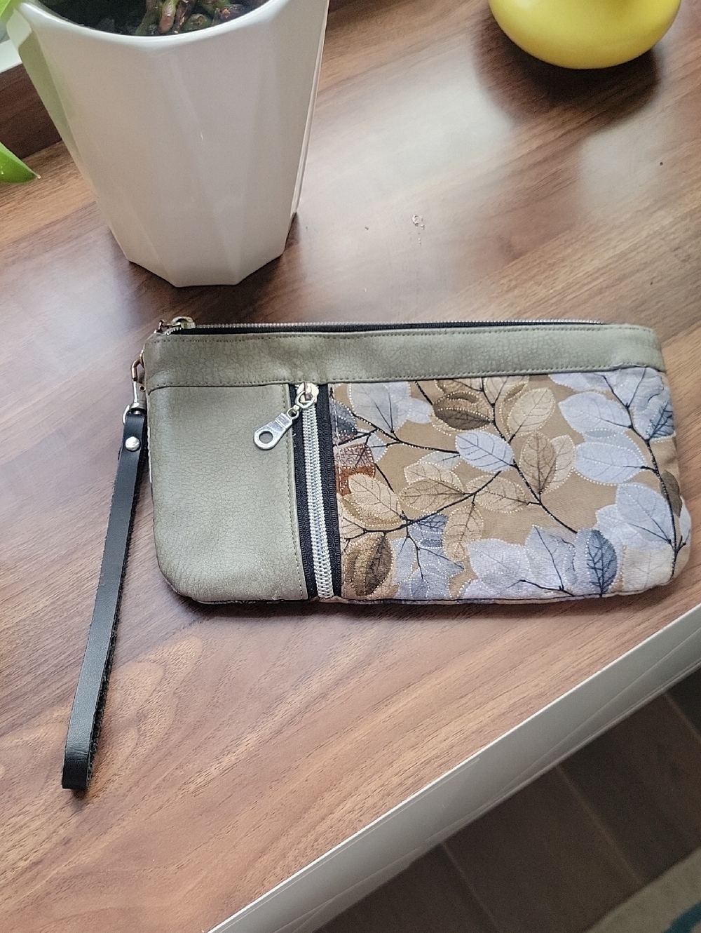 Leaf-Pattern Cloth Clutch Wallet - Women's Bag